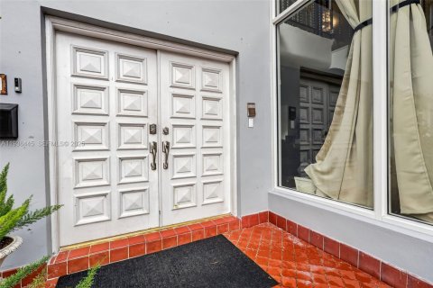 House in Miami Springs, Florida 5 bedrooms, 327.57 sq.m. № 1994464 - photo 6