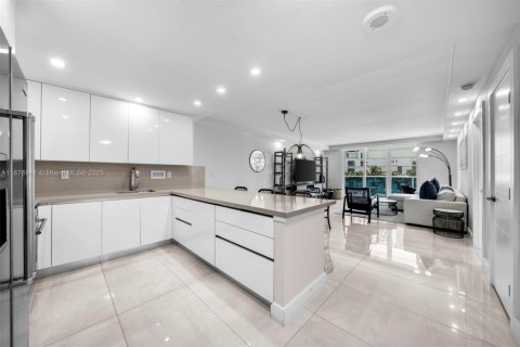 Condominio en venta en Miami Beach, Florida, 1 dormitorio, 89.19 m2 № 1980816 - foto 4