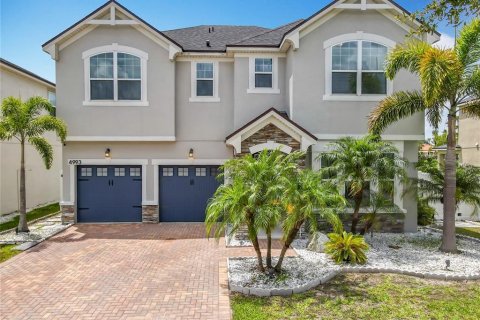 House in Orlando, Florida 4 bedrooms, 276.48 sq.m. № 1767283 - photo 1