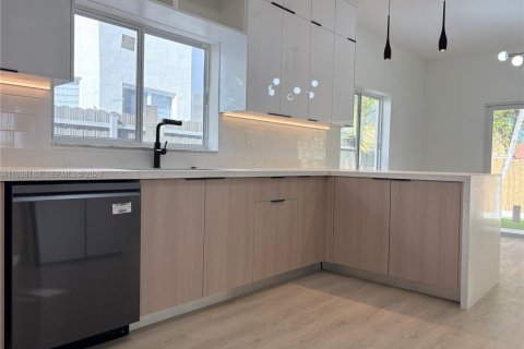 Villa ou maison à vendre à Miami, Floride: 3 chambres, 143.63 m2 № 1996099 - photo 8