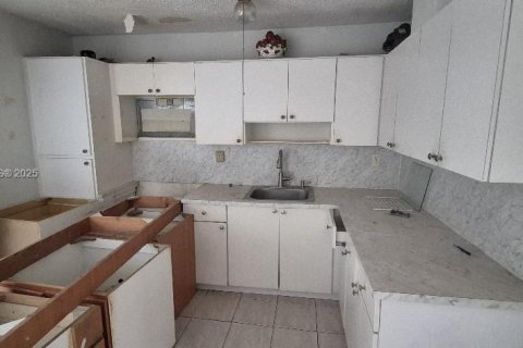 Casa en venta en Hialeah, Florida, 3 dormitorios, 192.68 m2 № 2029818 - foto 15