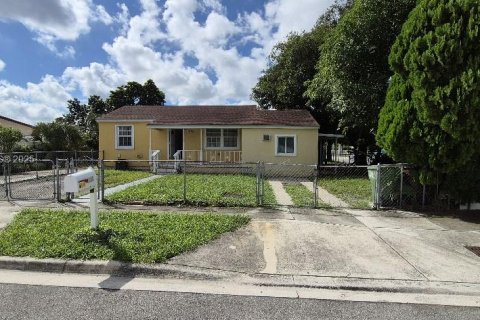 Casa en Hialeah, Florida 3 dormitorios, 192.68 m2 № 2029818