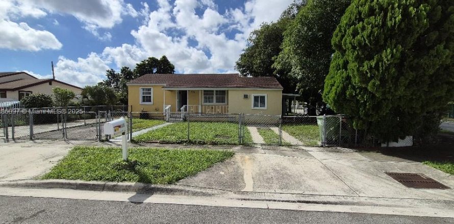 Casa en Hialeah, Florida 3 dormitorios, 192.68 m2 № 2029818