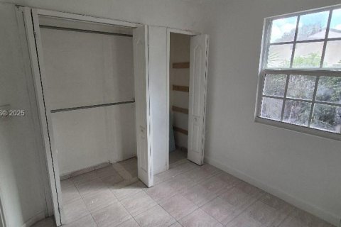 Casa en venta en Hialeah, Florida, 3 dormitorios, 192.68 m2 № 2029818 - foto 9