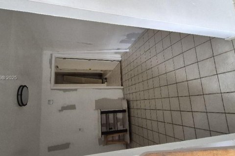 Casa en venta en Hialeah, Florida, 3 dormitorios, 192.68 m2 № 2029818 - foto 12