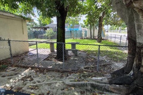 Casa en venta en Hialeah, Florida, 3 dormitorios, 192.68 m2 № 2029818 - foto 5