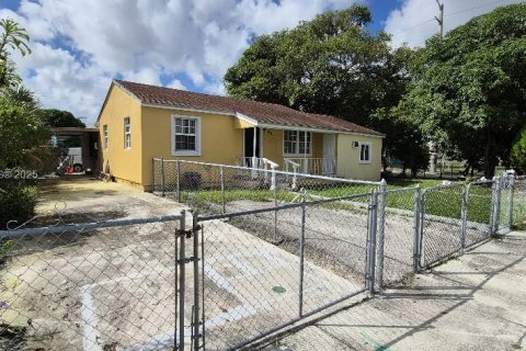 Casa en venta en Hialeah, Florida, 3 dormitorios, 192.68 m2 № 2029818 - foto 2