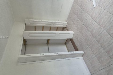 Casa en venta en Hialeah, Florida, 3 dormitorios, 192.68 m2 № 2029818 - foto 10