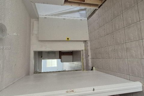 Casa en venta en Hialeah, Florida, 3 dormitorios, 192.68 m2 № 2029818 - foto 14
