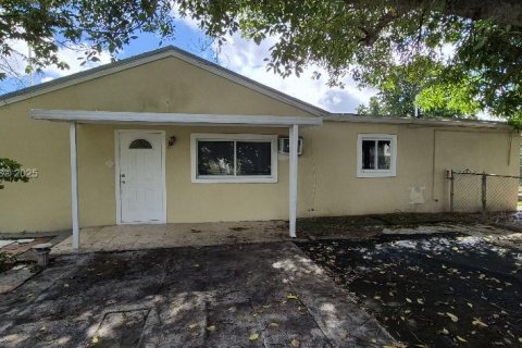 Casa en venta en Hialeah, Florida, 3 dormitorios, 192.68 m2 № 2029818 - foto 4