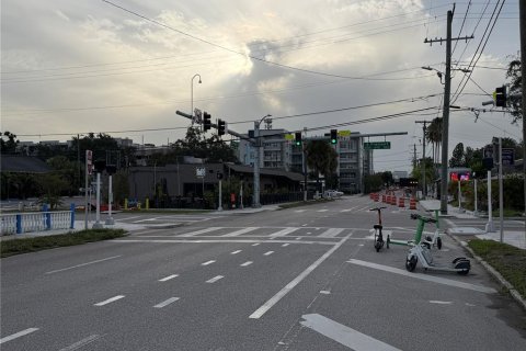 Commercial property in Tampa, Florida 213.68 sq.m. № 2237425 - photo 8
