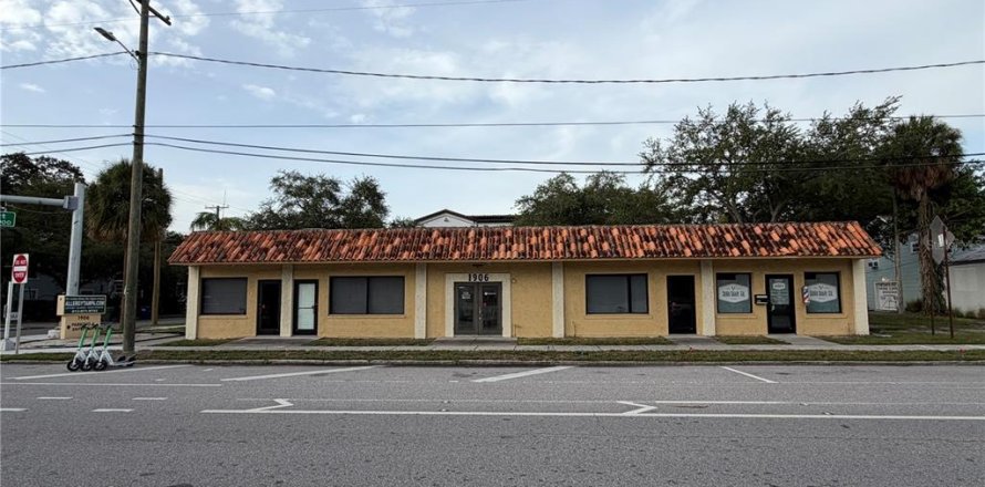 Commercial property in Tampa, Florida 213.68 sq.m. № 2237425
