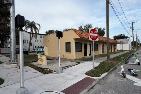 Commercial property in Tampa, Florida 213.68 sq.m. № 2237425 - photo 4