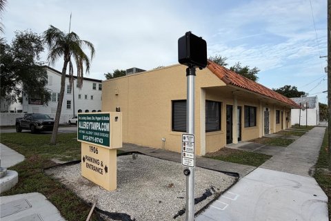 Commercial property in Tampa, Florida 213.68 sq.m. № 2237425 - photo 5