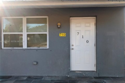 Купить виллу или дом в Уэст-Палм-Бич, Флорида 3 спальни, 94.76м2, № 1995458 - фото 2