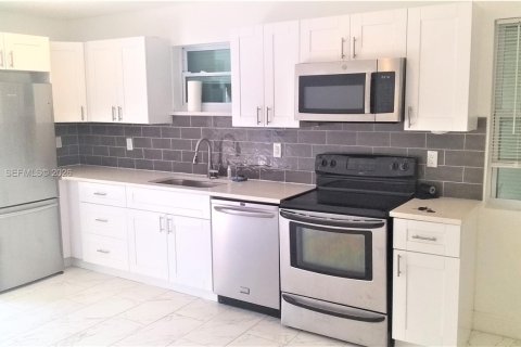 Купить виллу или дом в Уэст-Палм-Бич, Флорида 3 спальни, 94.76м2, № 1995458 - фото 22