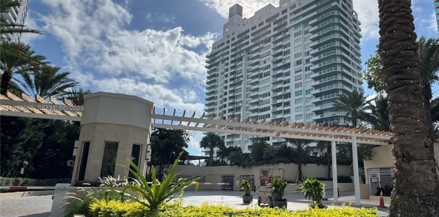 Condominio en Miami Beach, Florida, 3 dormitorios № 1982080