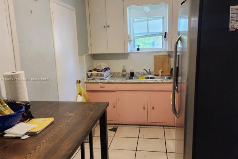 Commercial property in Miami, Florida 181.16 sq.m. № 1889341 - photo 3