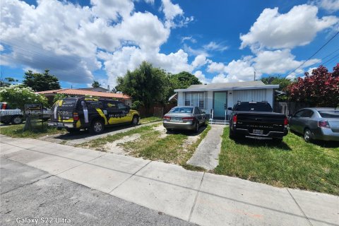 Commercial property in Miami, Florida 181.16 sq.m. № 1889341 - photo 1
