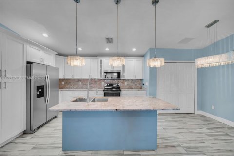 Купить виллу или дом в Лихай-Эйкерс, Флорида 5 спален, 192.4м2, № 2026014 - фото 8