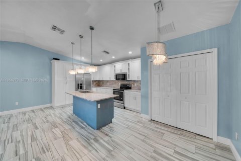 Купить виллу или дом в Лихай-Эйкерс, Флорида 5 спален, 192.4м2, № 2026014 - фото 9