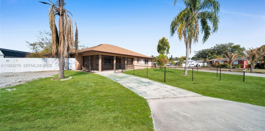 Дом в Лихай-Эйкерс, Флорида 5 спален, 192.4м2 № 2026014