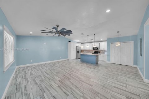 Купить виллу или дом в Лихай-Эйкерс, Флорида 5 спален, 192.4м2, № 2026014 - фото 6