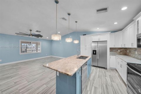 Купить виллу или дом в Лихай-Эйкерс, Флорида 5 спален, 192.4м2, № 2026014 - фото 10