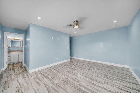 Купить виллу или дом в Лихай-Эйкерс, Флорида 5 спален, 192.4м2, № 2026014 - фото 11