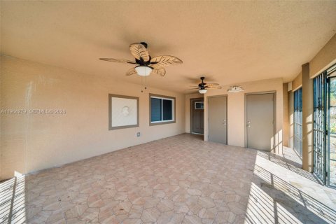 Купить виллу или дом в Лихай-Эйкерс, Флорида 5 спален, 192.4м2, № 2026014 - фото 3