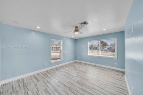 Купить виллу или дом в Лихай-Эйкерс, Флорида 5 спален, 192.4м2, № 2026014 - фото 13