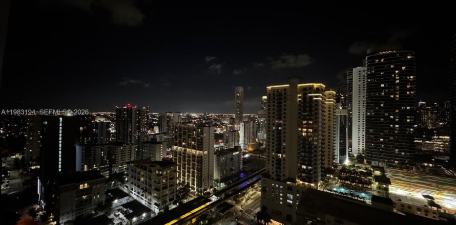 Кондоминиум с 2 спальнями в Майами, Флорида № 2049984