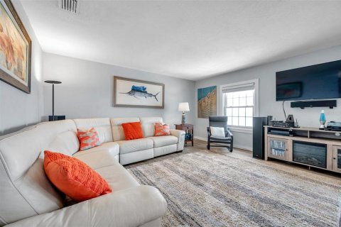 Condo in Saint Petersburg, Florida, 2 bedrooms  № 1723391 - photo 11