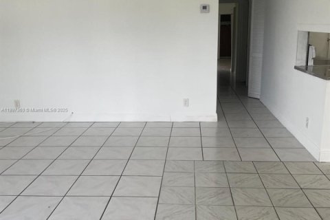 Снять в аренду кондоминиум в Норт-Лодердейл, Флорида 2 спальни, 96.25м2, № 1948803 - фото 3