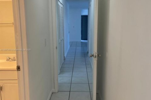 Снять в аренду кондоминиум в Норт-Лодердейл, Флорида 2 спальни, 96.25м2, № 1948803 - фото 17