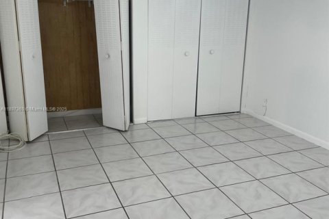 Снять в аренду кондоминиум в Норт-Лодердейл, Флорида 2 спальни, 96.25м2, № 1948803 - фото 9