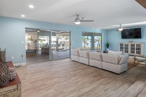 Casa en alquiler en New Smyrna Beach, Florida, 3 dormitorios, 468.51 m2 № 1841758 - foto 8