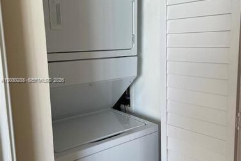 Снять в аренду кондоминиум в Майами, Флорида 2 спальни, 108.6м2, № 2077952 - фото 24