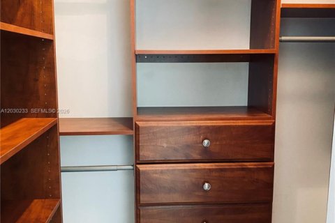 Снять в аренду кондоминиум в Майами, Флорида 2 спальни, 108.6м2, № 2077952 - фото 13