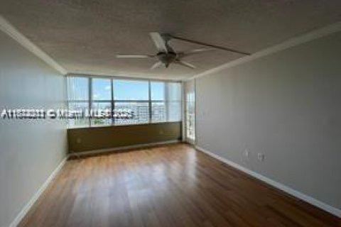 Apartment in Miami, Florida 1 bedroom, 82.59 sq.m. № 1928406 - photo 2