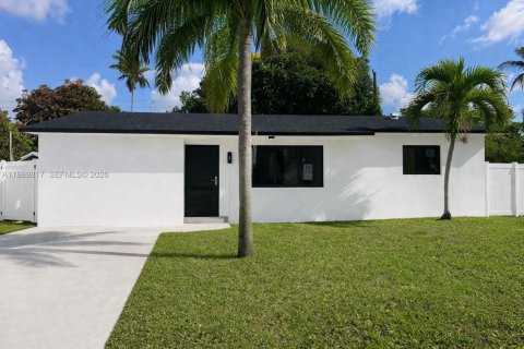 Купить виллу или дом в Норт-Майами-Бич, Флорида 4 спальни, 143.53м2, № 2051853 - фото 1