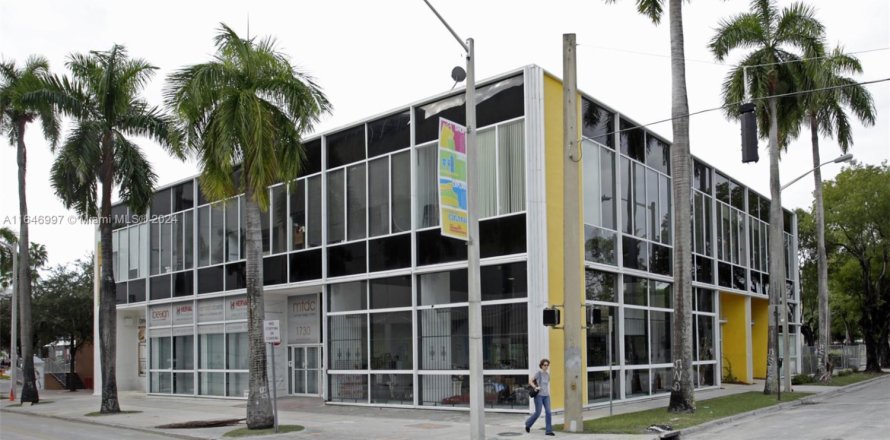 Commercial property in Miami, Florida № 1710231