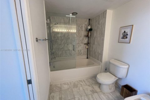Condo in Miami, Florida, 2 bedrooms № 2027175 - photo 13