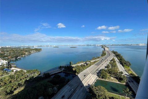 Condo in Miami, Florida, 2 bedrooms № 2027175 - photo 3