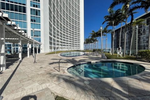 Condo in Miami, Florida, 2 bedrooms № 2027175 - photo 24