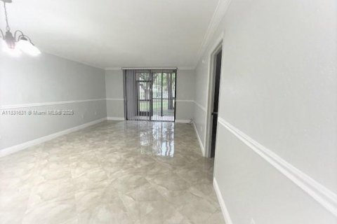 Condo in Miami, Florida, 1 bedroom  № 1809606 - photo 8