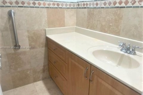 Condo in Miami, Florida, 1 bedroom  № 1809606 - photo 1