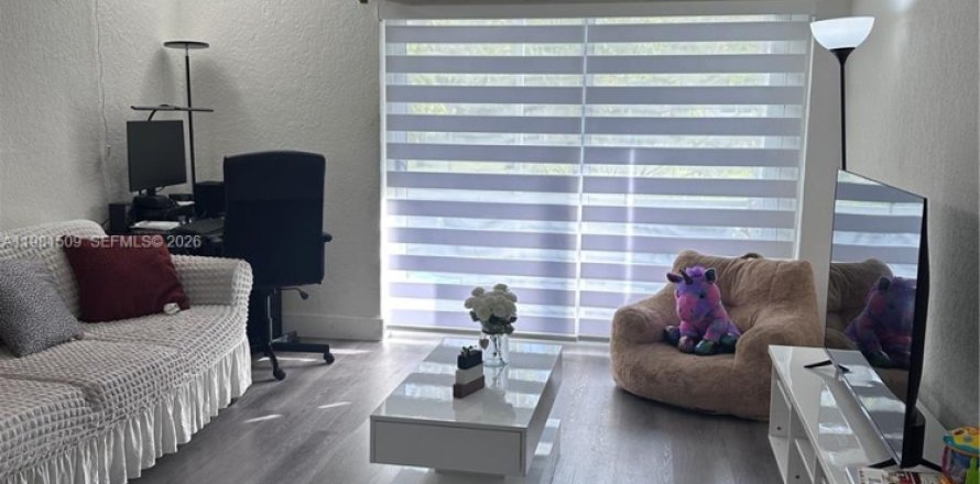 Кондоминиум с 2 спальнями в Майами, Флорида № 2043595