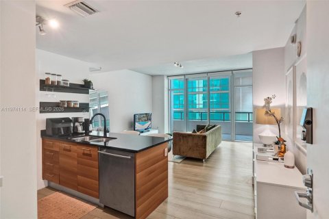 Condominio en Miami, Florida, 1 dormitorio  № 2036601