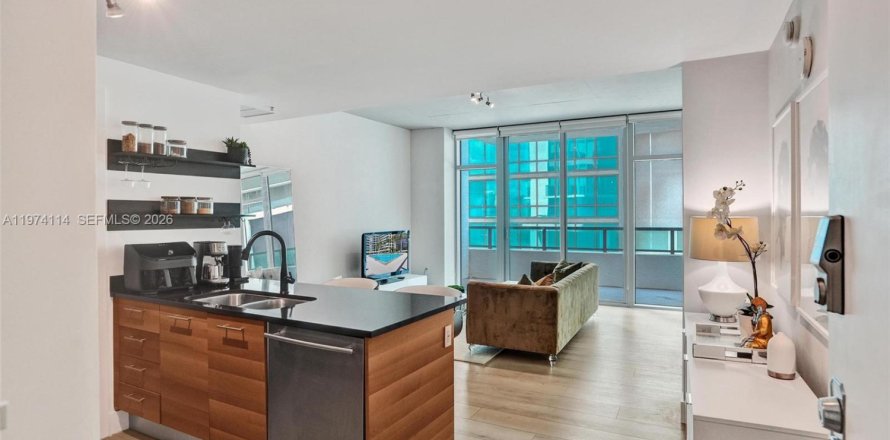 Condominio en Miami, Florida, 1 dormitorio  № 2036601
